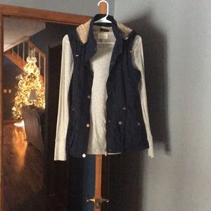 Size M cargo vest and heather gray top